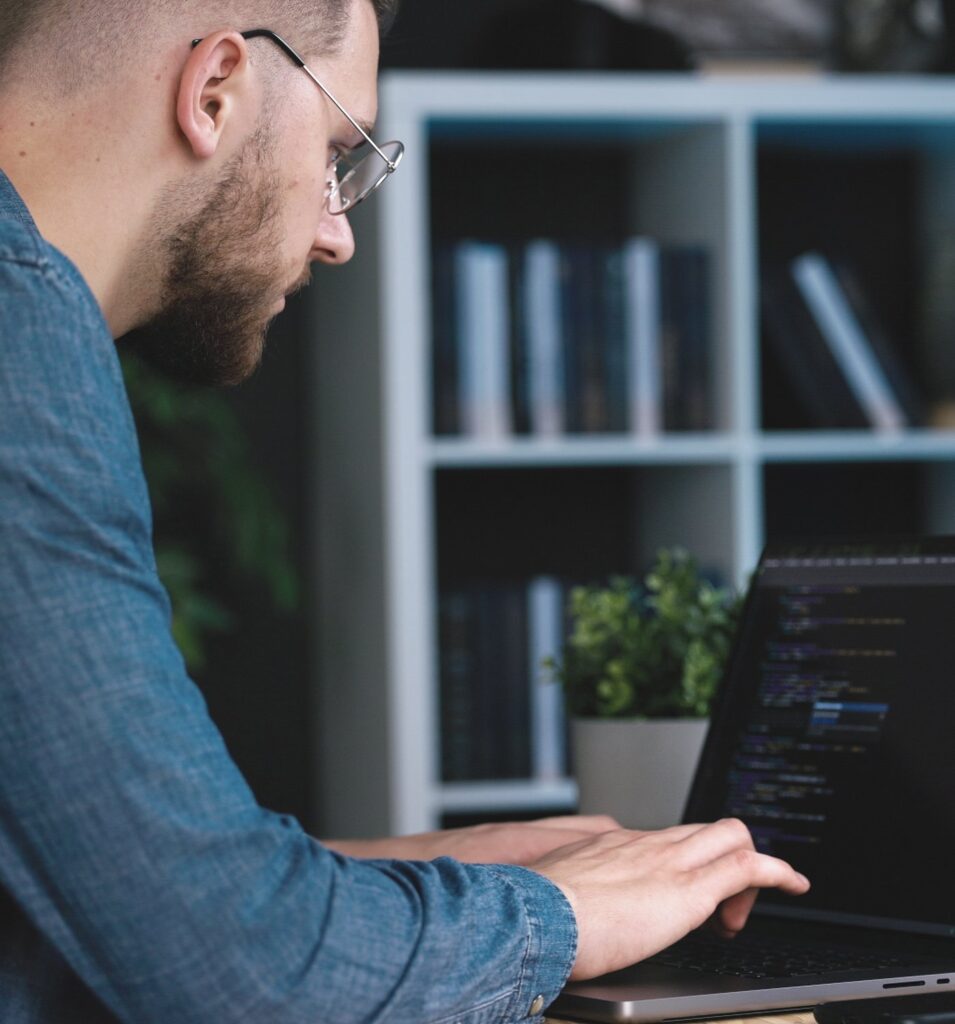 Berater arbeitet am Laptop in einem Büro
