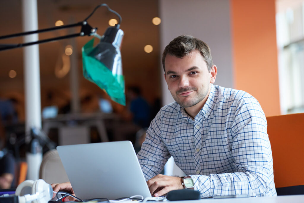 Mitarbeiter am Laptop in einem Büro